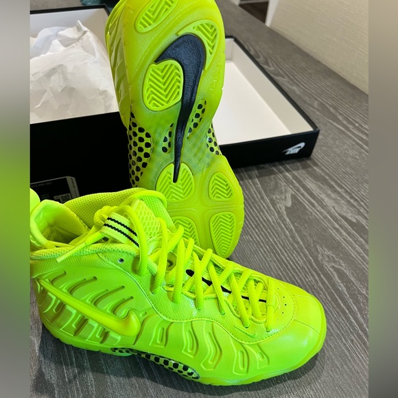 Nike Little Posite Pro "Black/Volt"  GS - Picture 2 of 6